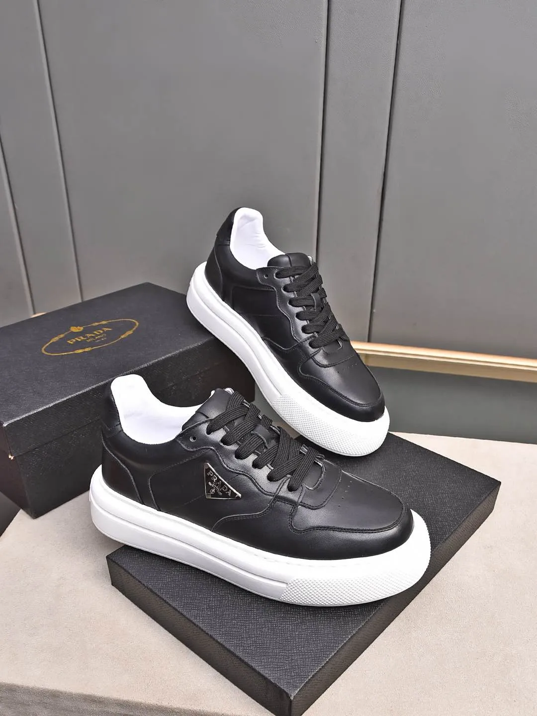 Men's shoes 💰500 Prada/Prada Men's new casual shoes, this upper is made of imported calfskin. The outside is decorated with the P family's classic metal triangle enamel logo, with cowhide lining and cowhide for the foot pads. The outsole is made of non-slip sports exclusive rubber outsole with logo, which feels good on the feet. It is a fashionable and fashionable item!  Size: 38-44 (45 customized)